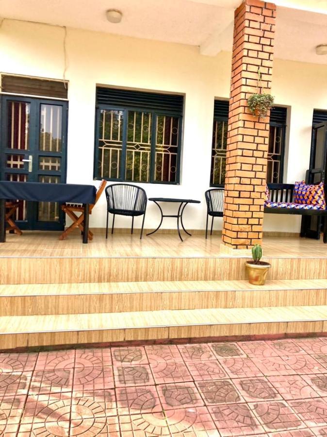 Okra House Hotel Entebbe Exterior photo